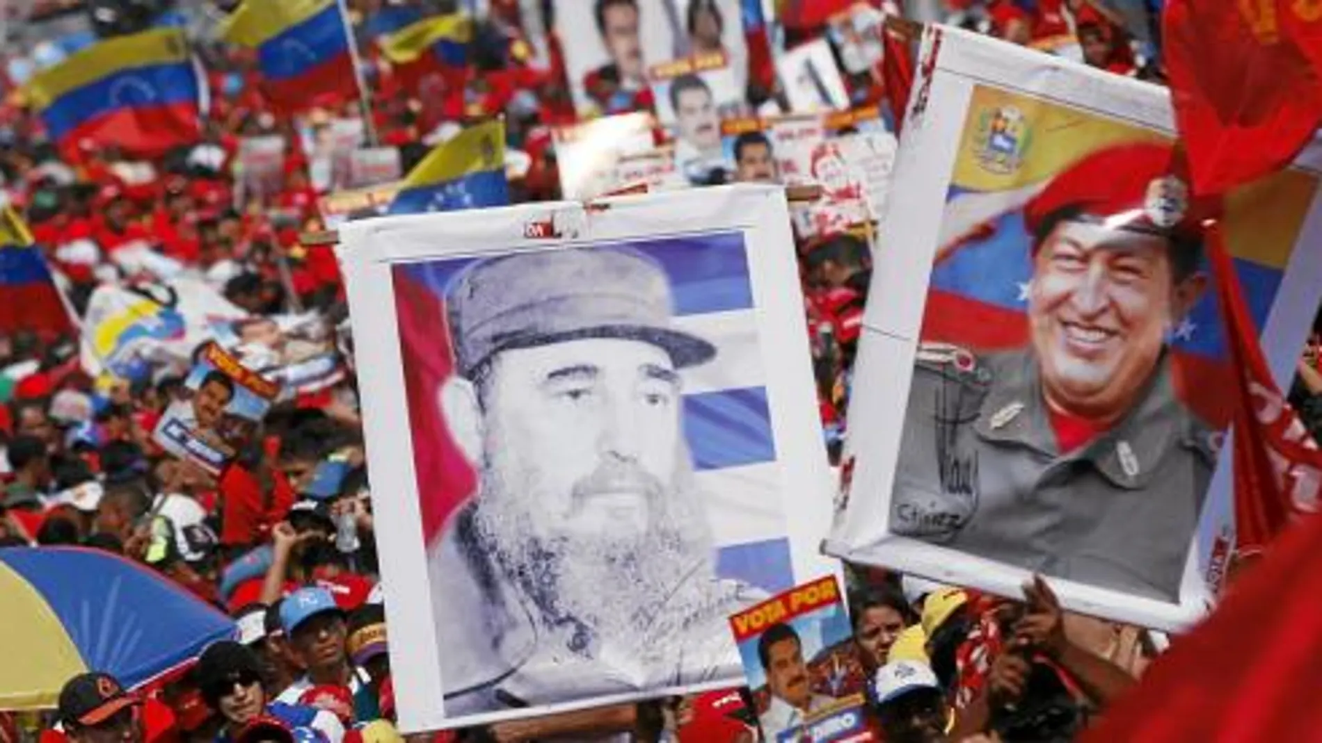 Las imágenes de Chávez y Castro presiden ayer el acto de cierre de campaña de Maduro