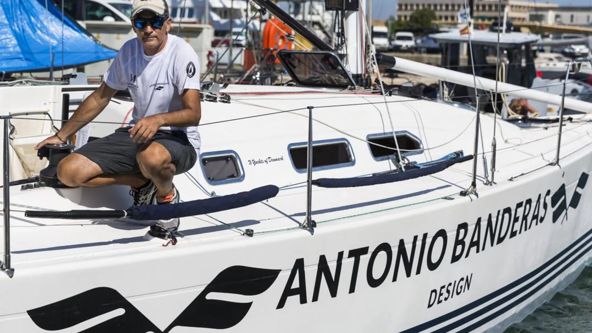 El hermano del actor, ayer en Palma en el barco con el que compite en la Copa del Rey. Foto: Alberto R. Roldán