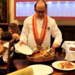 José María Ruiz, presidente de Procose, se dispone a servir una ración de cochinillo en su restaurante
