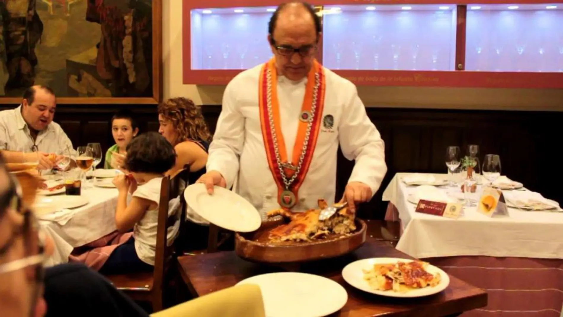 José María Ruiz, presidente de Procose, se dispone a servir una ración de cochinillo en su restaurante