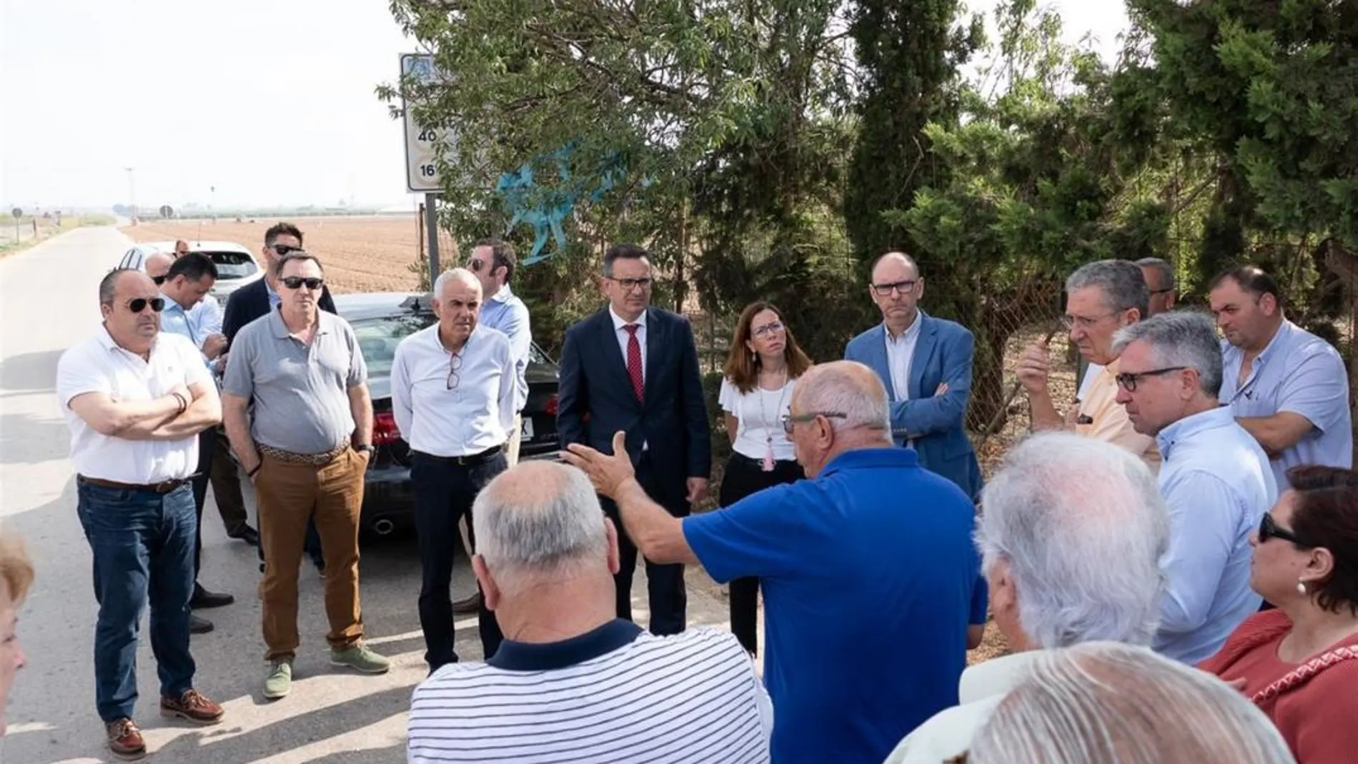 E. P. El delegado del Gobierno, Diego Conesa, y la alcaldesa de Cartagena, Ana Belén Castejón, ayer durante el recorrido de los técnicos de Adif por la ruta marcada por la planificación de la llegada del AVE