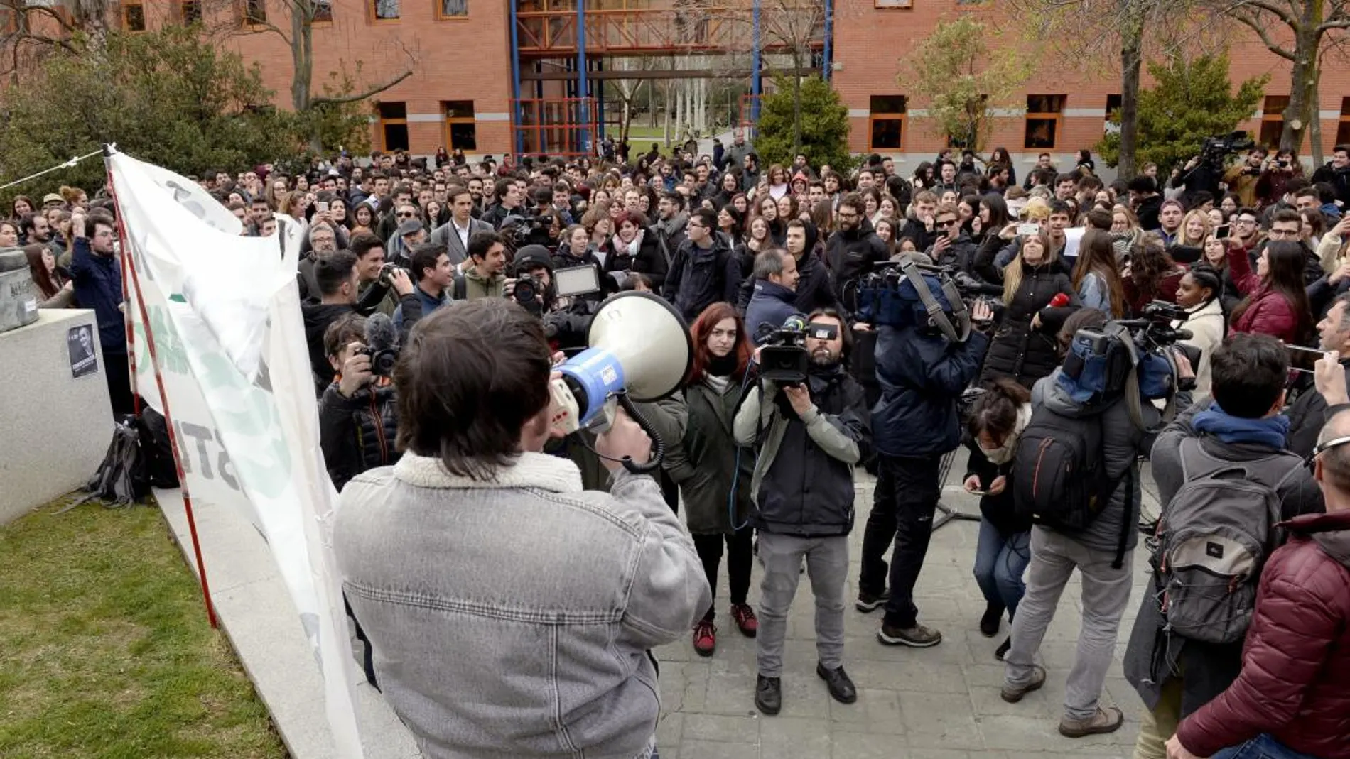 Manifestación en la URJC por las supuestas irregularidades del máster en Derecho Público del Estado Autonómico de Cristina Cifuentes