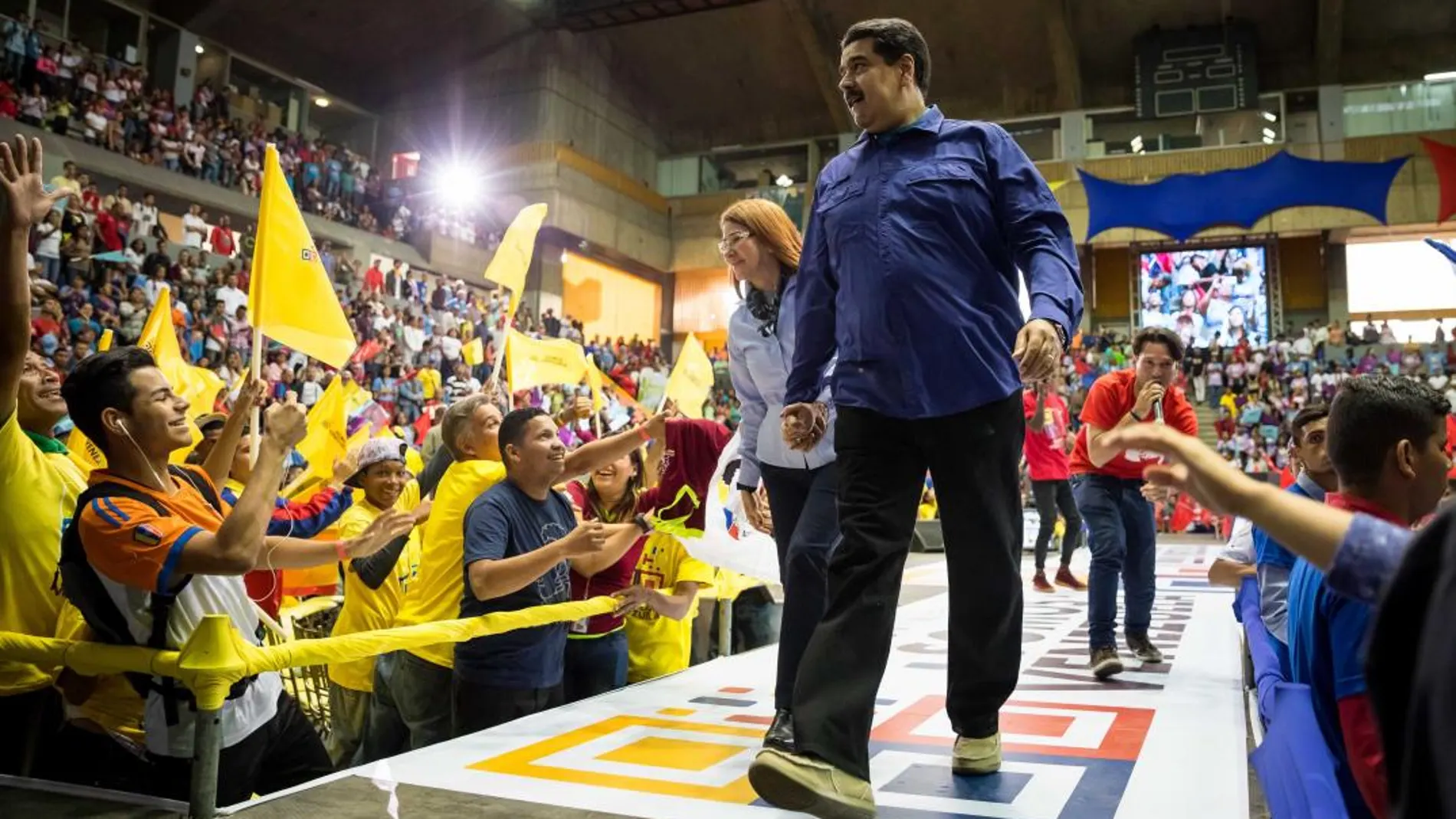 El presidente de Venezuela, Nicolás Maduro (d), participa en un acto político junto a la primera dama Cilia Flores (i) ayer en Caracas