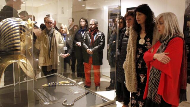 La concejala de Cultura y Turismo, Ana Redondo, inaugura la exposición junto a la directora del espacio museístico, Inés Rodríguez