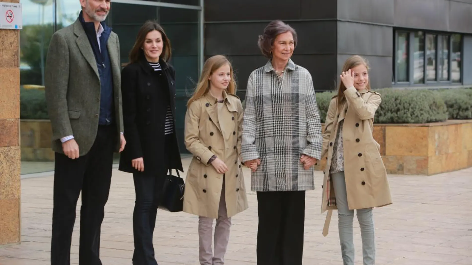 Los Reyes acompañados por la reina Sofía, la princesa Leonor y la infanta Sofía a su llegada hoy a la Clínica Universitaria La Moraleja