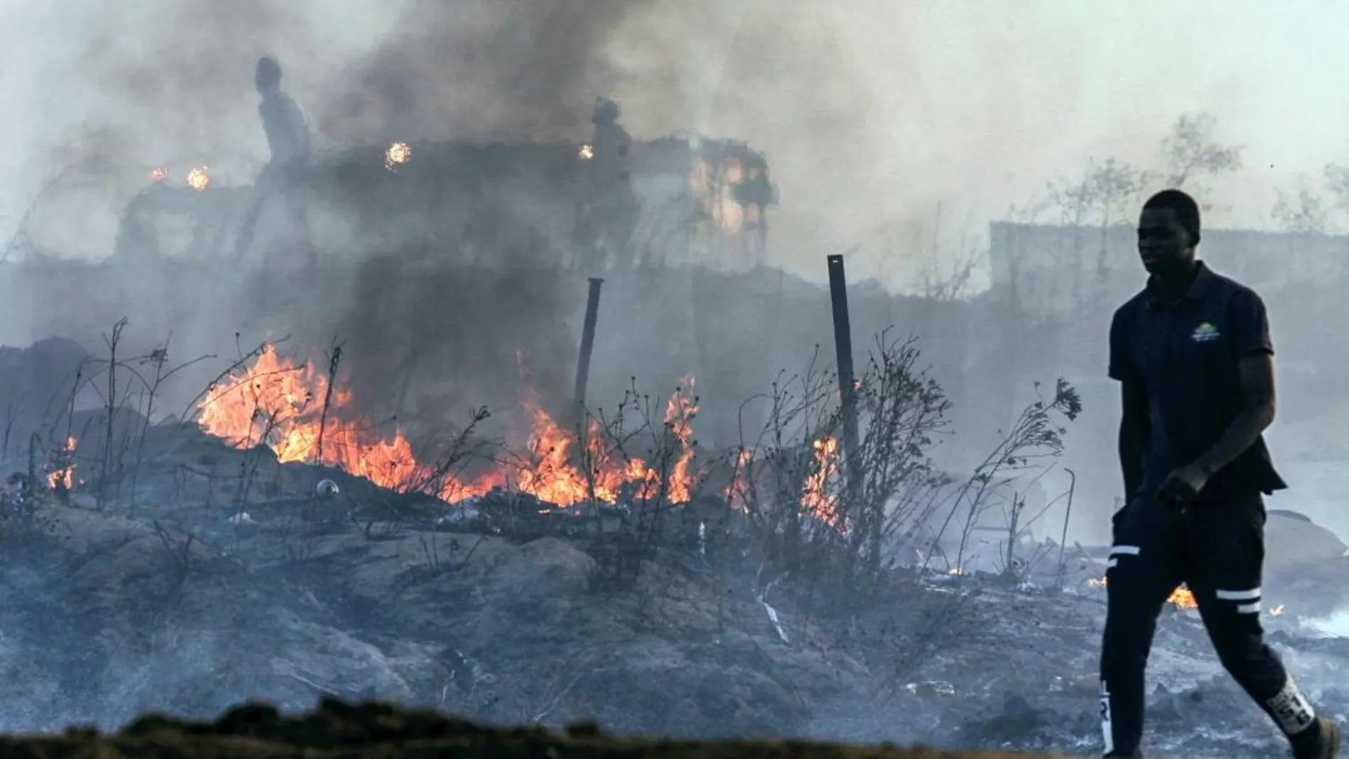 Un momento del incendio ocurrido ayer en un asentamiento chabolista en Lepe (Foto: Efe)