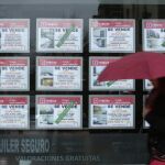 Imagen de archivo de carteles de "se vende" en el escaparate de una inmobiliaria
