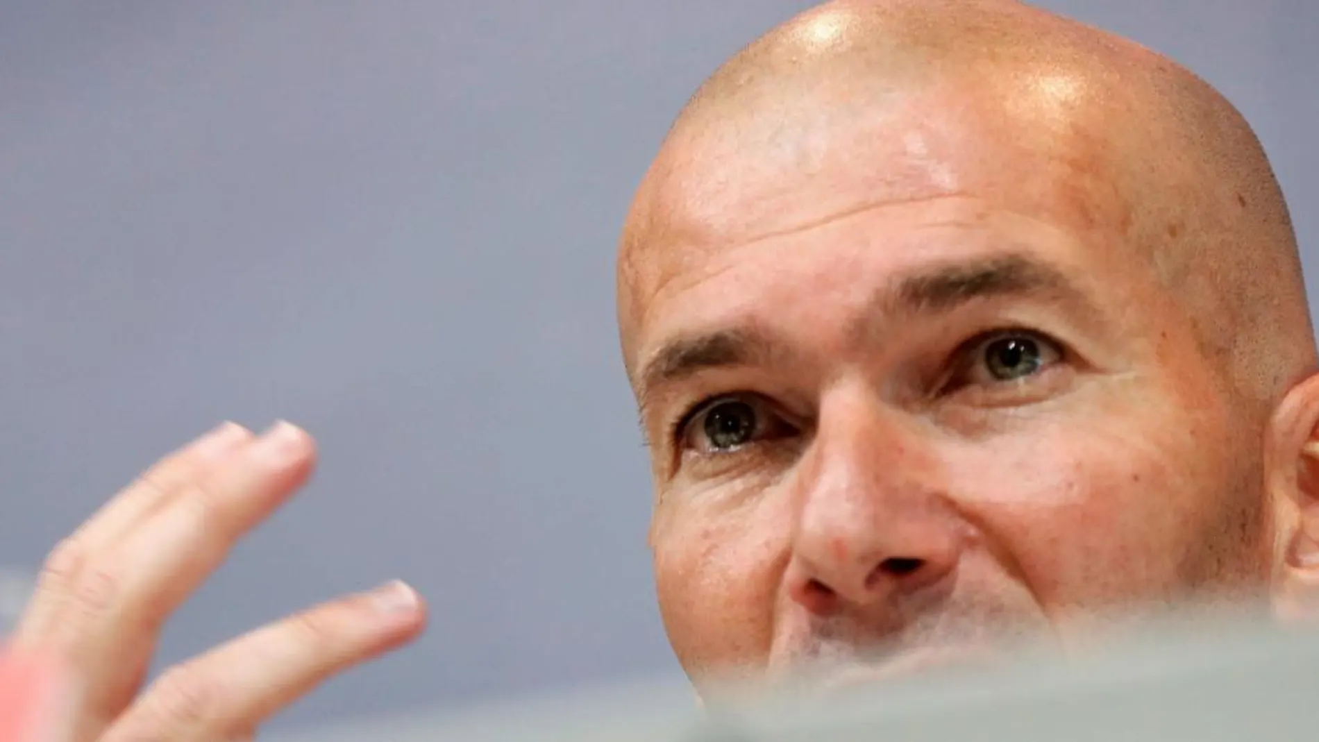 El entrenador del Real Madrid Zinedine Zidane ha anunciado en conferencia de prensa que deja de ser el técnico del Real Madrid. EFE/ Fernando Alvarado