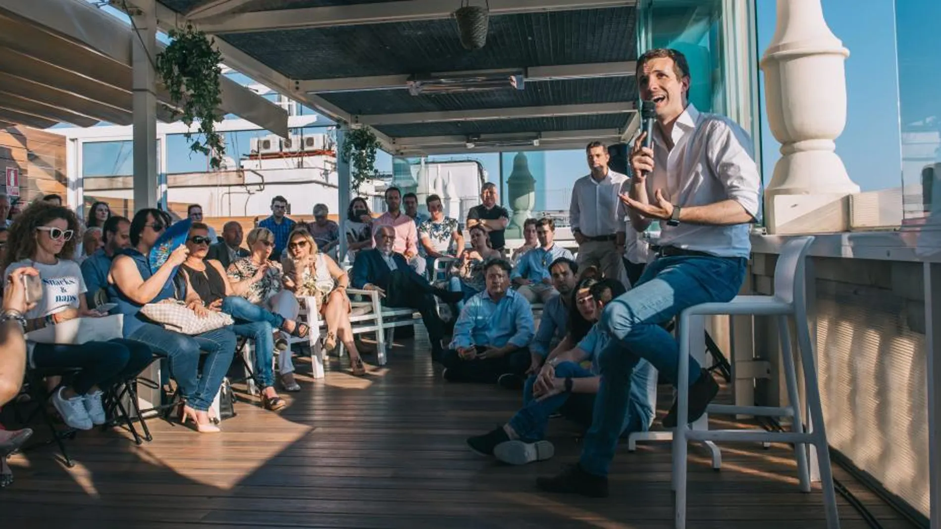 Pablo Casado eligió la terraza del Ateneo Mercantil de Valencia para mantener un encuentro con los militantes. Por la mañana había visitado Alicante y después tenía un acto programado en Castellón/ KIKE TABERNER