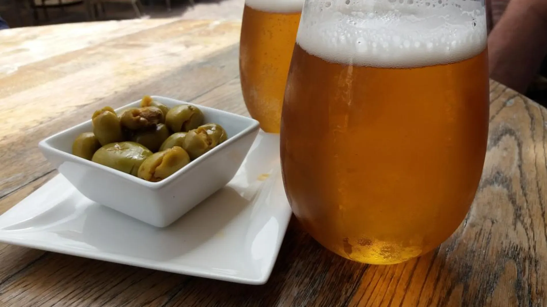 La fuerza de los acontecimientos matutinos del almuerzo y la pujanza pertinaz del vermut nos empujan a no capitular en busca del prolongar la sobremesa con el destino final del tardeo. La Razón