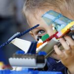 Un niño jugando con las construcciones Lego