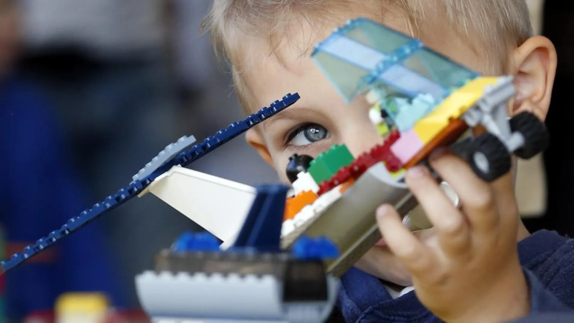 Un niño jugando con las construcciones Lego