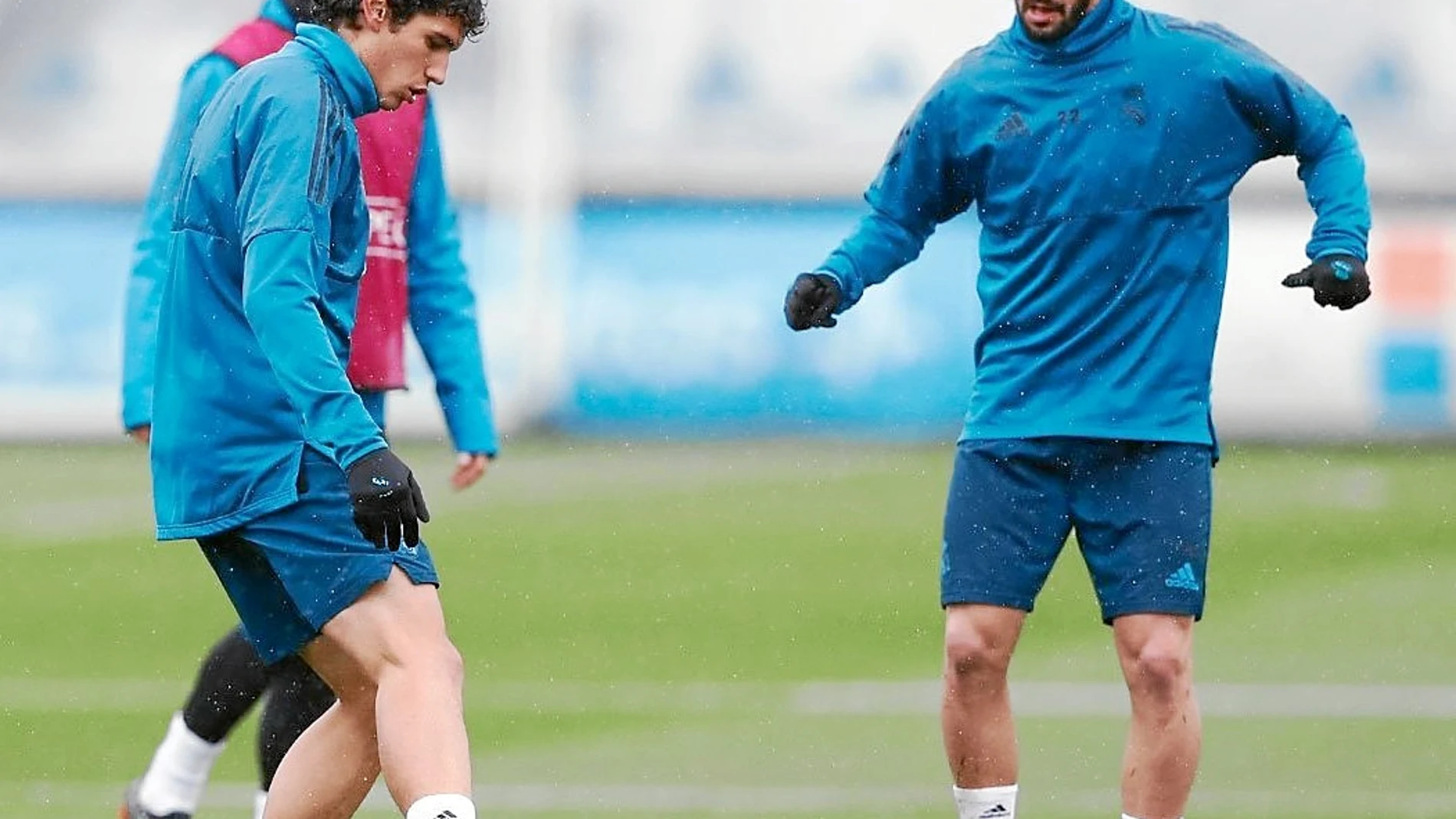 Jesús Vallejo, en el entrenamiento de ayer del Real Madrid, junto a Isco
