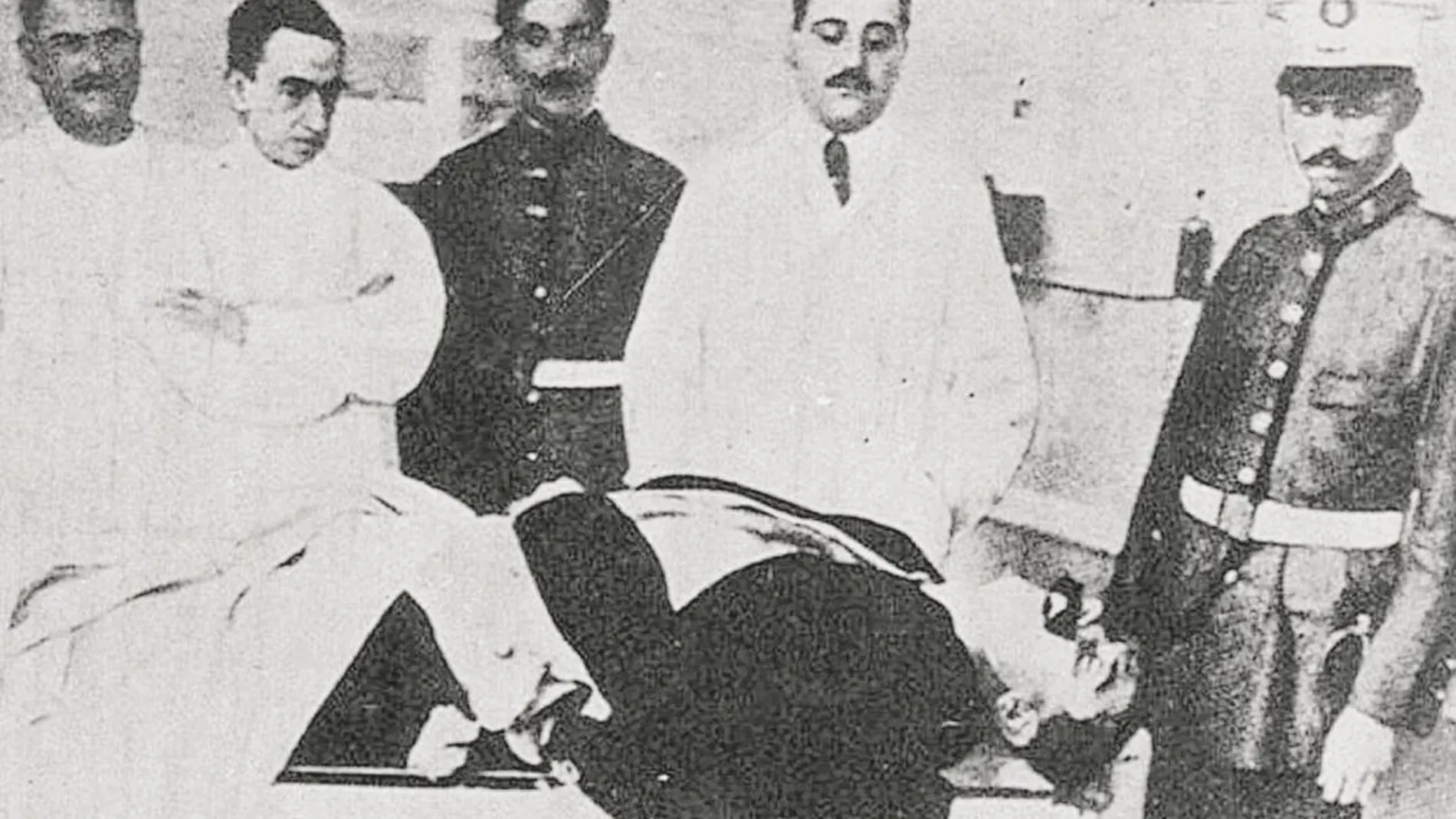 Forenses y autoridades ante el cadáver de Manuel Bravo Portillo, asesinado en 1919 en las guerras callejeras de Barcelona