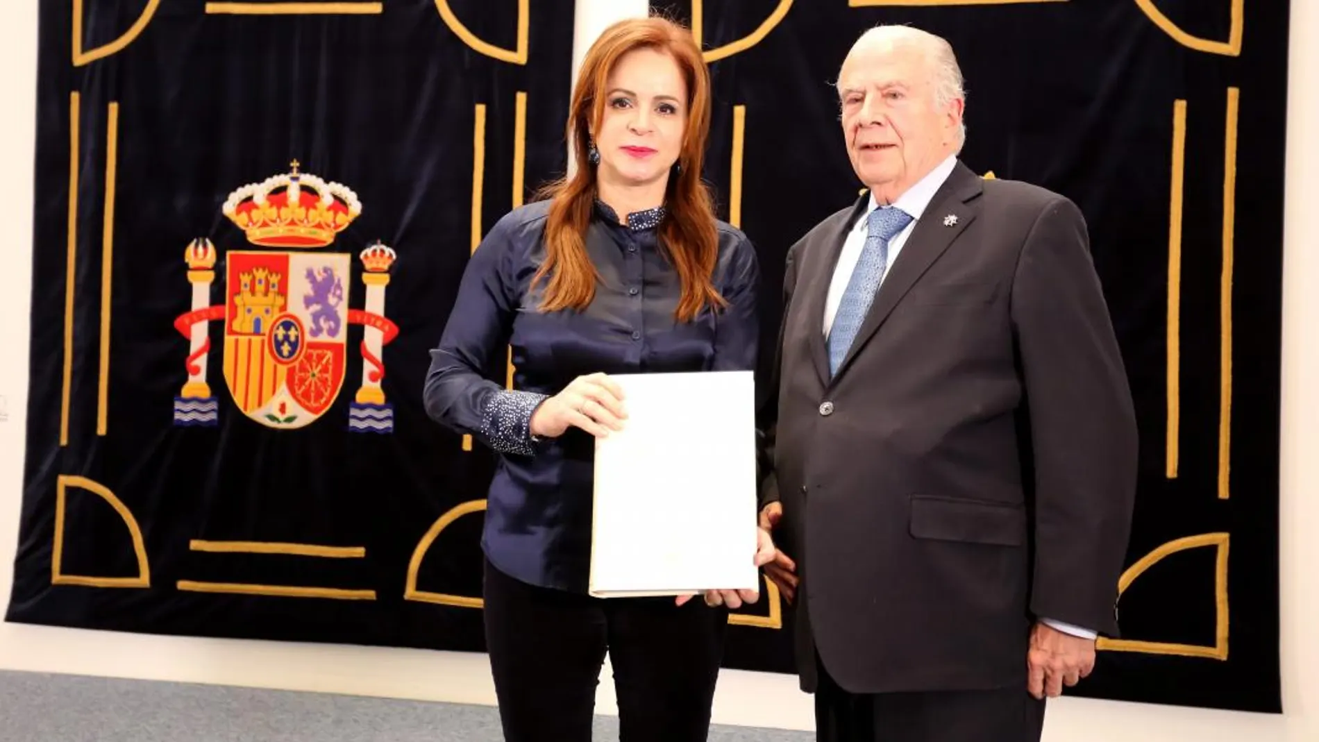 La presidenta de las Cortes, Silvia Clemente, recibe el informe del Procurador del Común, Javier Amoedo