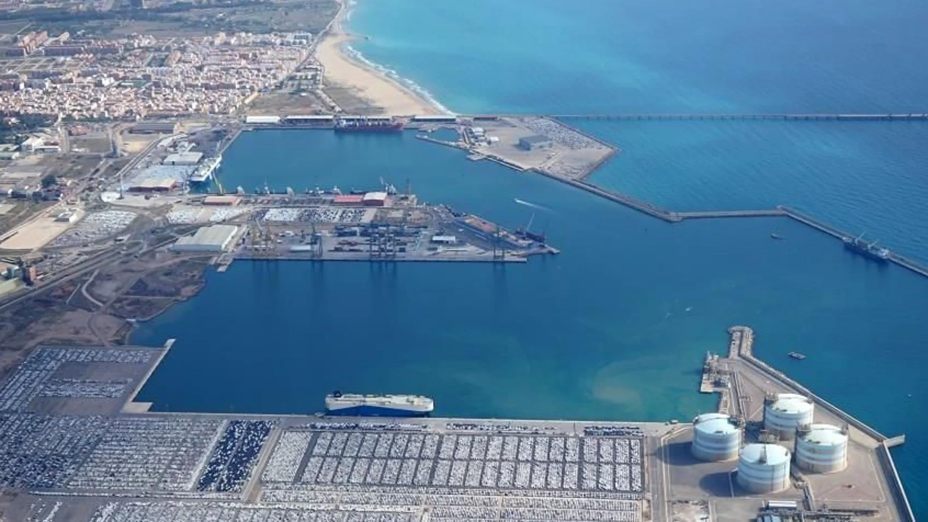 El Puerto de Sagunto ha estado especializado en el tráfico de productos siderúrgicos, aunque en los últimos años se ha abierto a nuevos tráficos como el gas natural, vehículos, contenedores y granel sólido/Archivo
