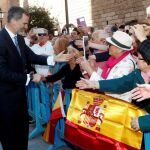 Felipe VI saluda a unos vecinos en Mallorca