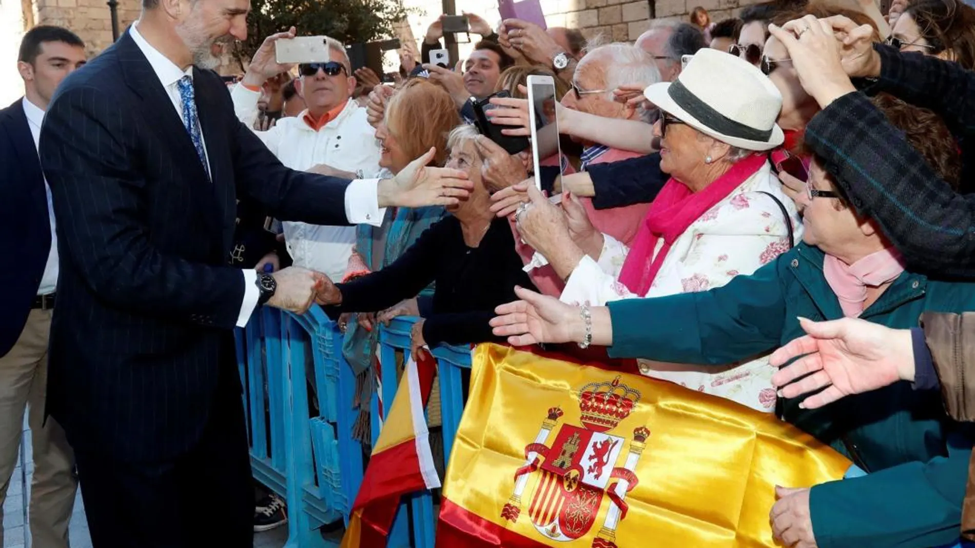 Felipe VI saluda a unos vecinos en Mallorca