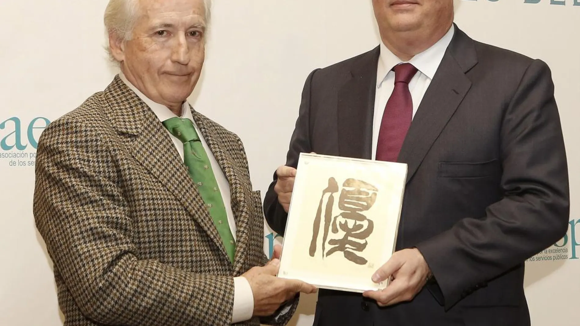 El consejero delegado de Ribera Salud, Alberto De Rosa, recibió ayer de manos de Enrique Linde el premio «Los Excelentes del Año»