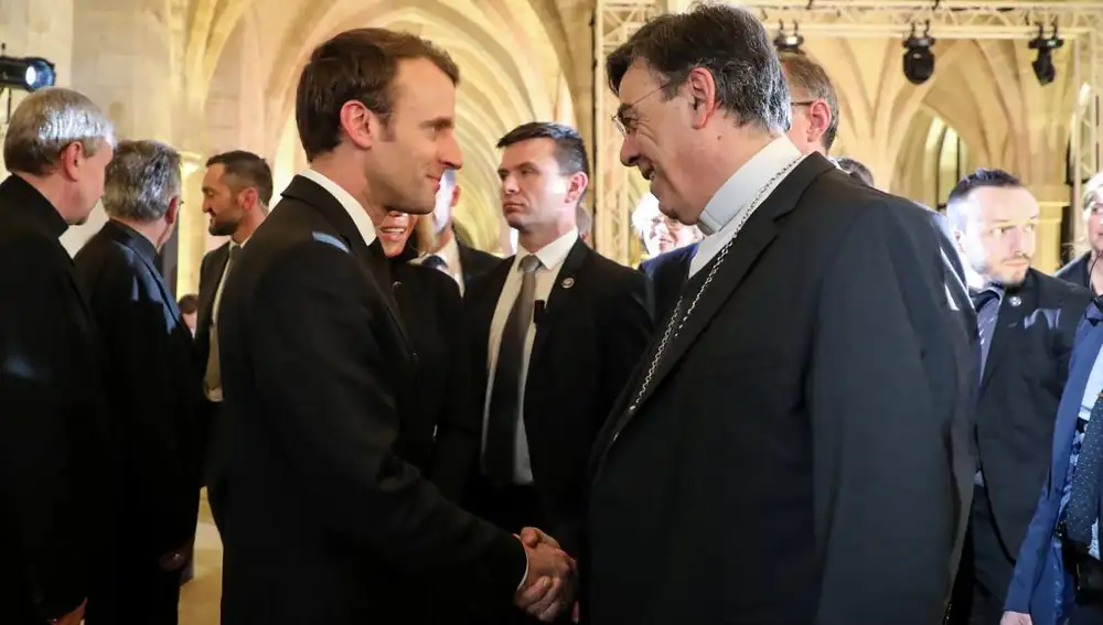 El presidente francés, Emmanuel Macron, saluda al arzobispo de París Michel Aupetit durante la Conferencia Episcopal