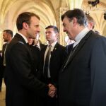 El presidente francés, Emmanuel Macron, saluda al arzobispo de París Michel Aupetit durante la Conferencia Episcopal