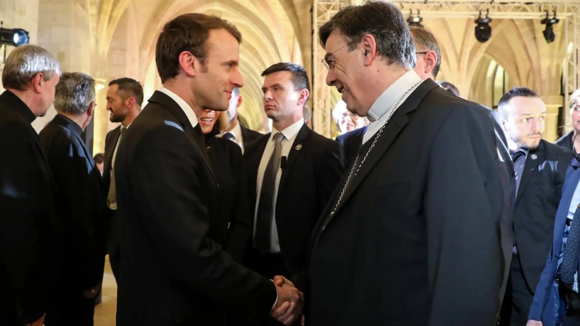 El presidente francés, Emmanuel Macron, saluda al arzobispo de París Michel Aupetit durante la Conferencia Episcopal
