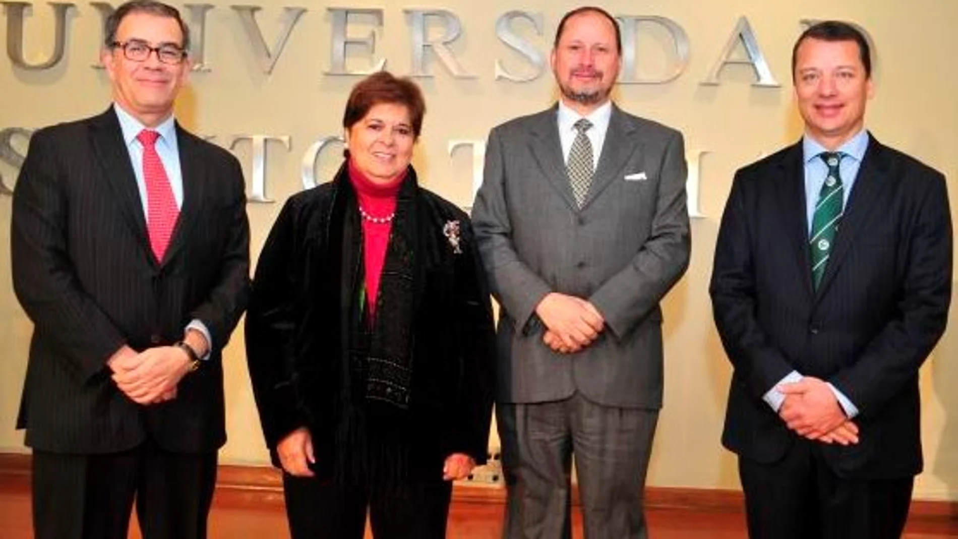 La rectora María del Rosario Sáez Yuguero, durante el acto