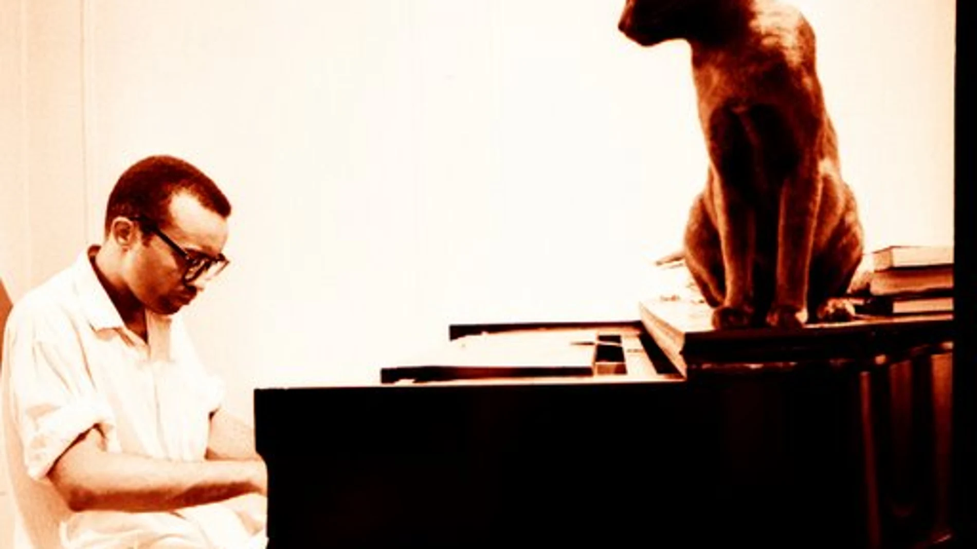 Cecil Taylor tocando el piano en la década de 1960