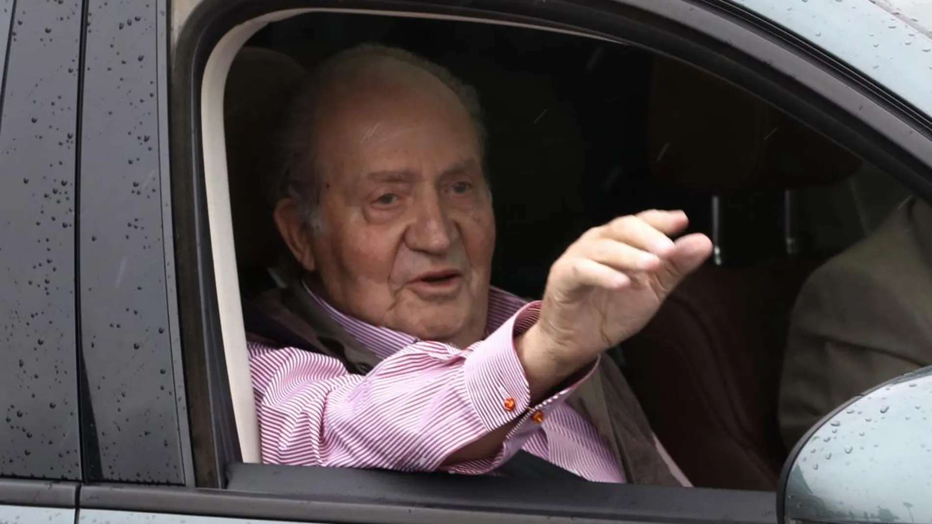El Rey Juan Carlos, a la salida hoy del Hospital Universitario Sanitas La Moraleja, tras recibir el alta médica