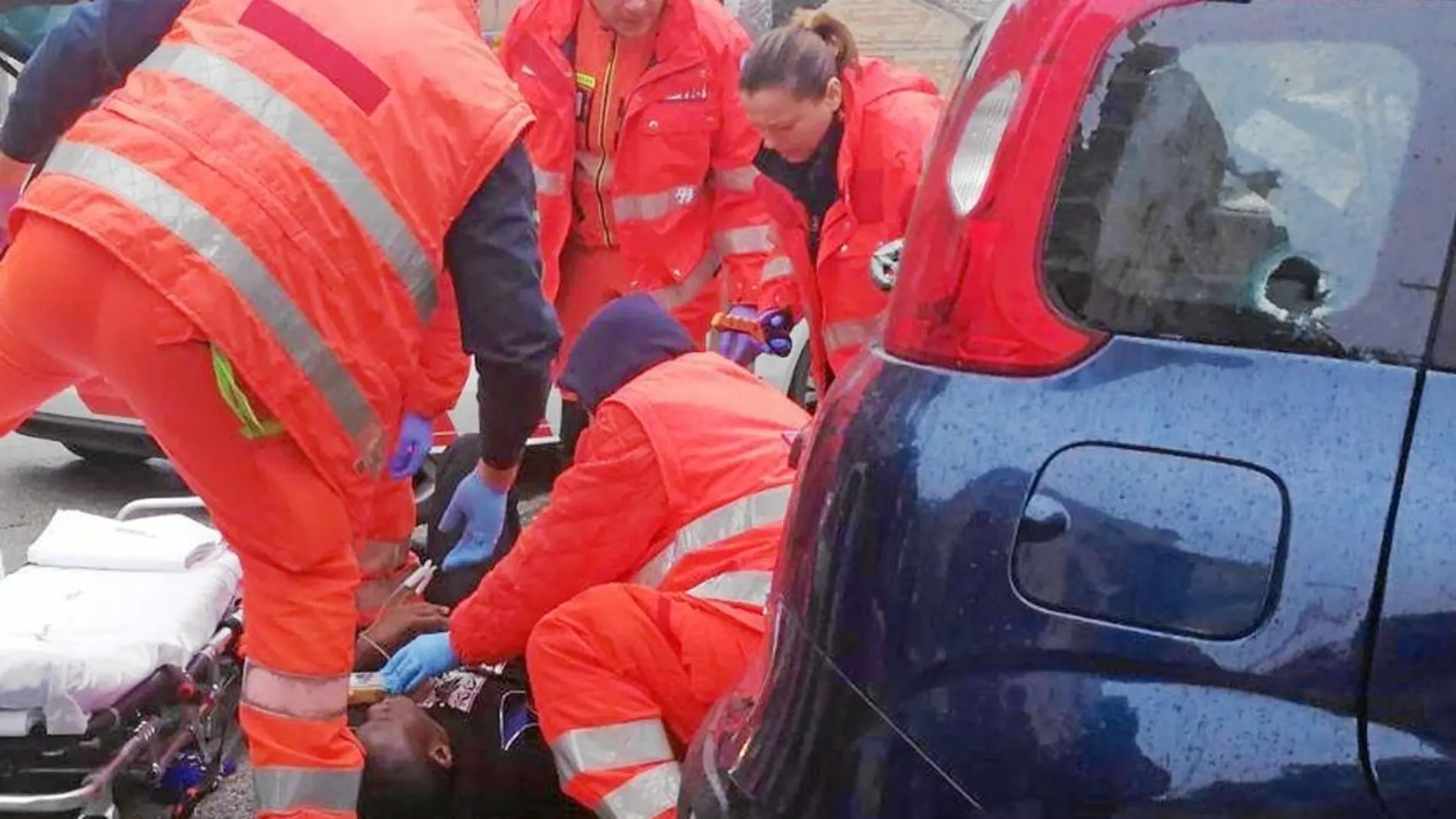 Una de las víctimas de origen africano es atendido por los servicios de ambulancia italianos ayer en Macerata