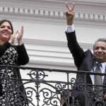 El presidente de Ecuador, Lenín Moreno, saluda a sus seguidores acompañado de la vicepresidenta María Alejandra Vicuña, tras vencer en la consulta