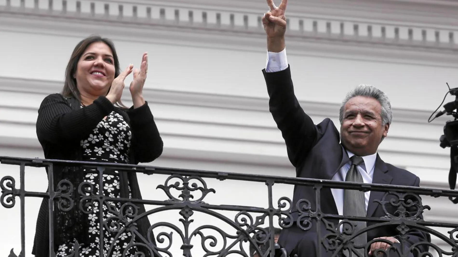 El presidente de Ecuador, Lenín Moreno, saluda a sus seguidores acompañado de la vicepresidenta María Alejandra Vicuña, tras vencer en la consulta