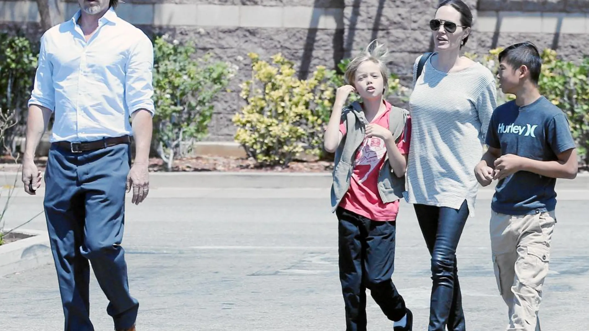 Pitt y Jolie tienen tres hijos biológicos y tres adoptados. En la imagen, con Shiloh y Pax