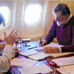En plena tormenta política en Madrid, Mariano Rajoy viajó ayer a Buenos Aires, donde se reunirá con el presidente argentino, Mauricio Macri
