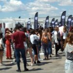 Miles de personas hicieron largas colas durante la mañana de ayer en la Marina de Valencia para participar en las audiciones de OT (LA RAZÓN)