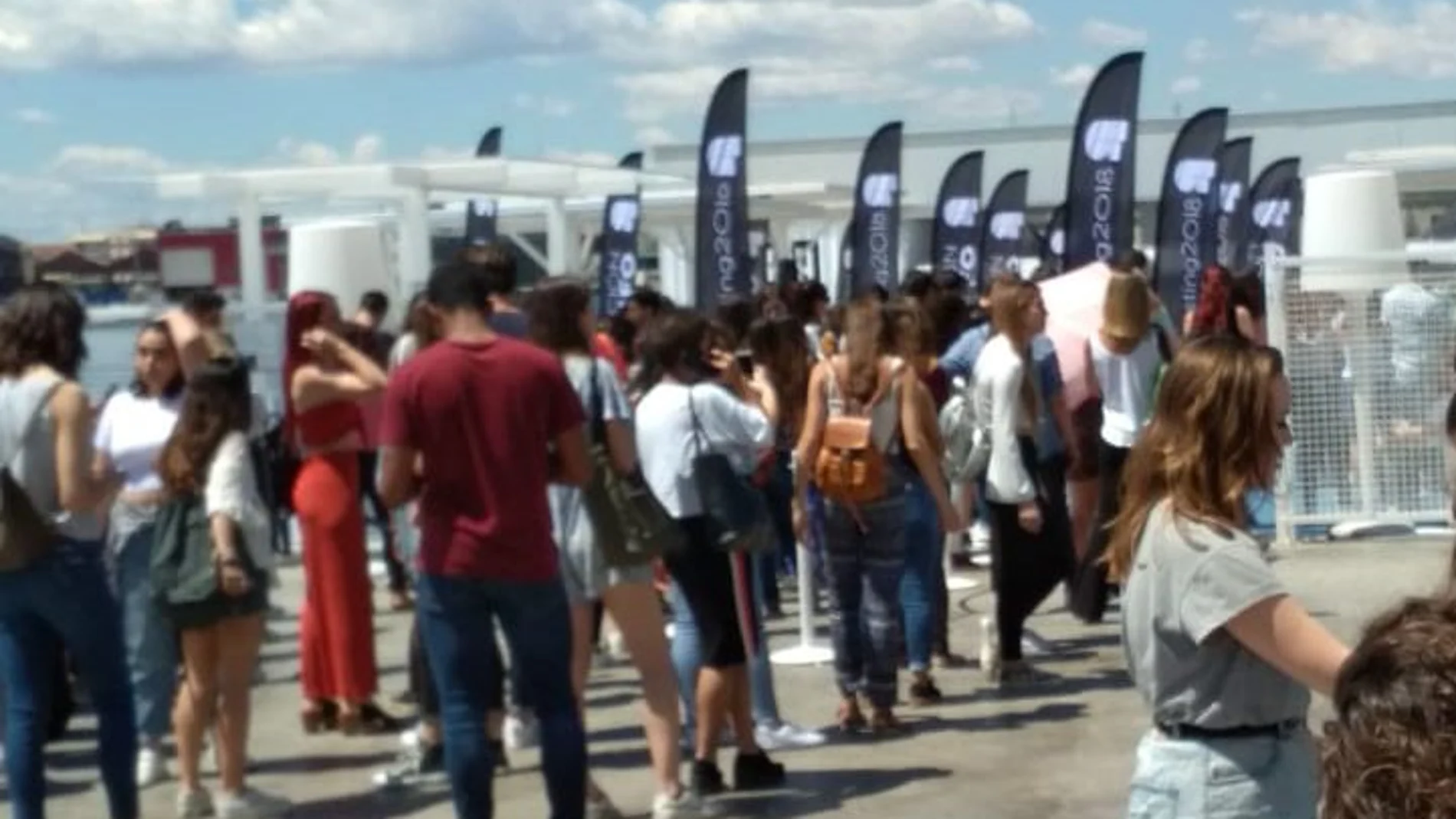 Miles de personas hicieron largas colas durante la mañana de ayer en la Marina de Valencia para participar en las audiciones de OT (LA RAZÓN)