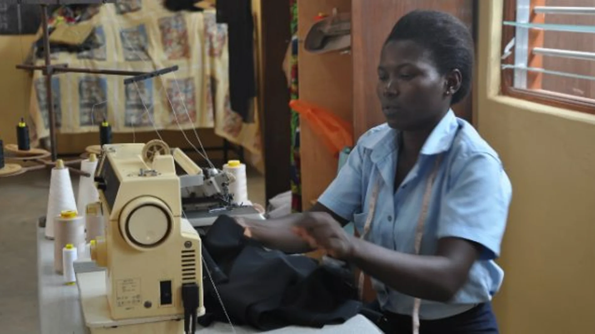 Una mujer se forma en el «Centre Catholique de Formation Professionnelle Madre Agata Carelli» de Togo