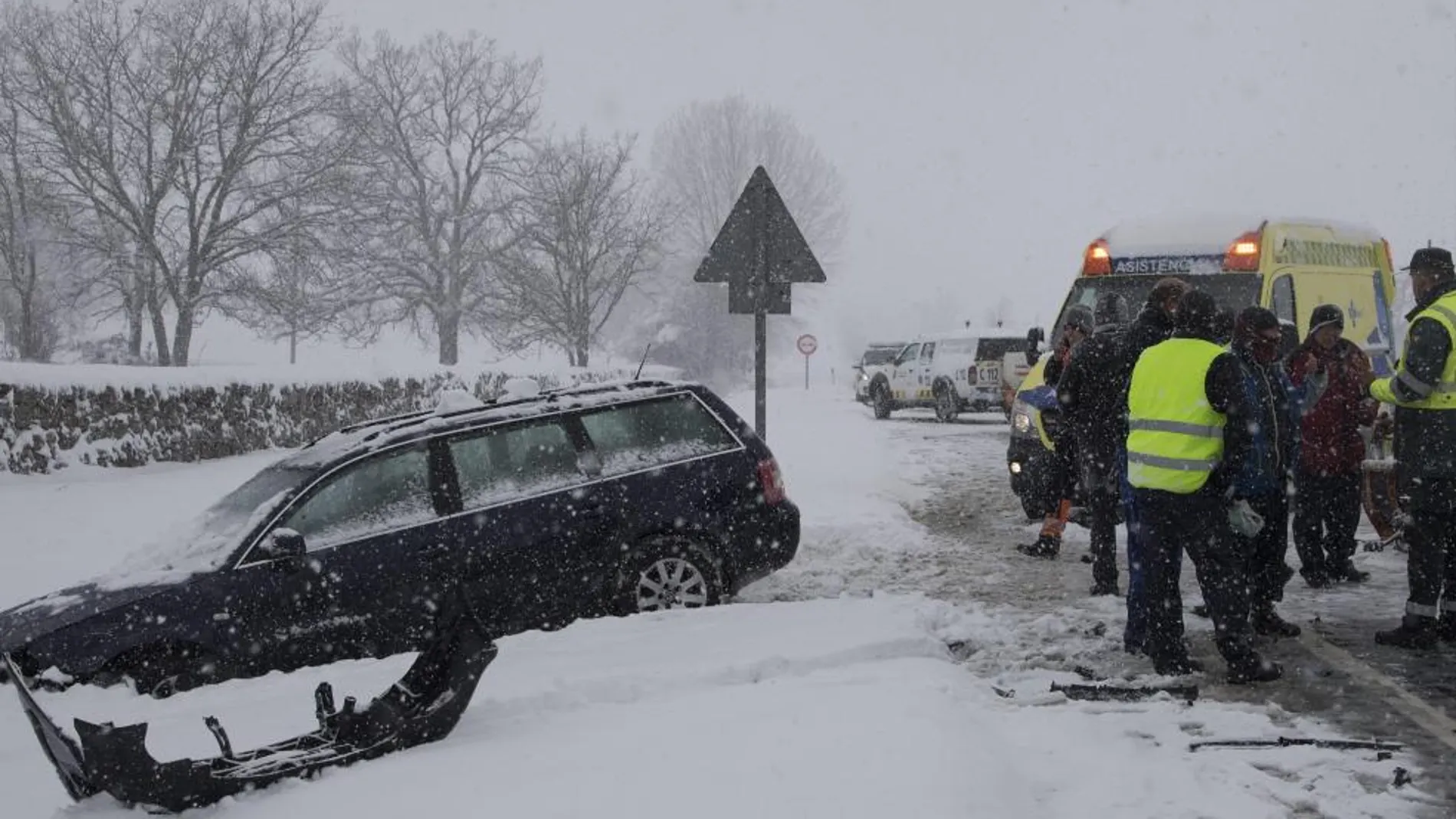 Accidente en la N-6 entre las localidades segovianas de San Rafael y El Espinar en medio de una intensa nevada