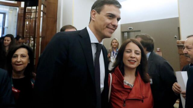 El secretario general del PSOE Pedro Sánchez y la diputada del PSOE Adriana Lastra