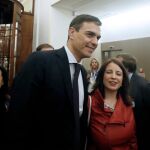 El secretario general del PSOE Pedro Sánchez y la diputada del PSOE Adriana Lastra