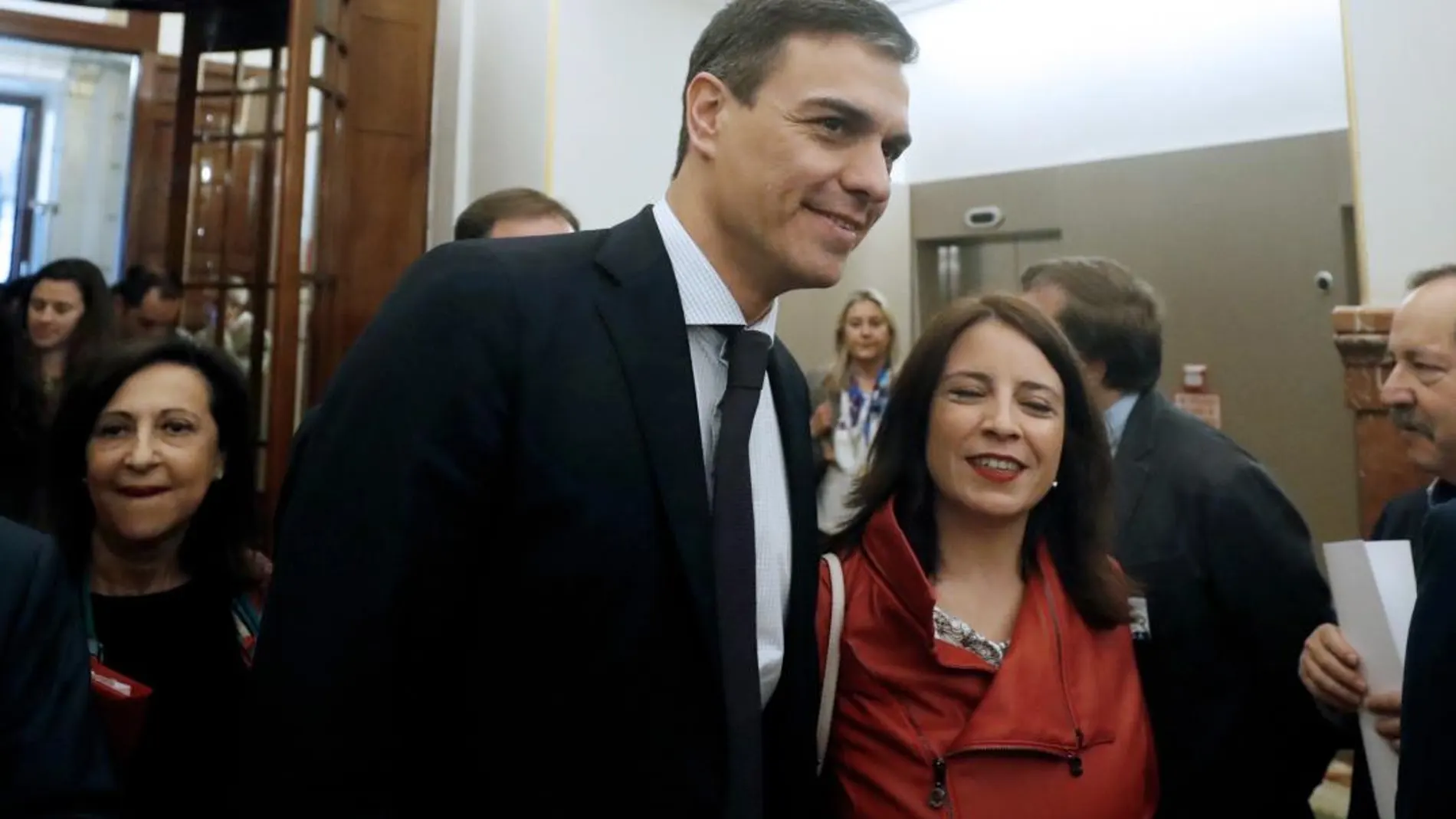 El secretario general del PSOE Pedro Sánchez y la diputada del PSOE Adriana Lastra