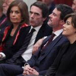 El ex primer ministro de Francia Manuel Valls (2d), junto a Soraya Sáenz de Santamaría (d), José María Aznar (3d), y Ana Botella (4d), durante el acto de entrega del Premio Gregorio Ordóñez al ex primer ministro francés. EFE/ Juan Herrero