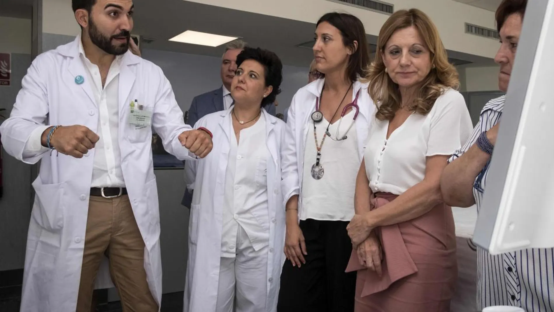 La consejera de Salud, Marina Álvarez, visitó ayer la nueva unidad de ictus del hospital Juan Ramón Jiménez de Huelva (Foto: Efe)