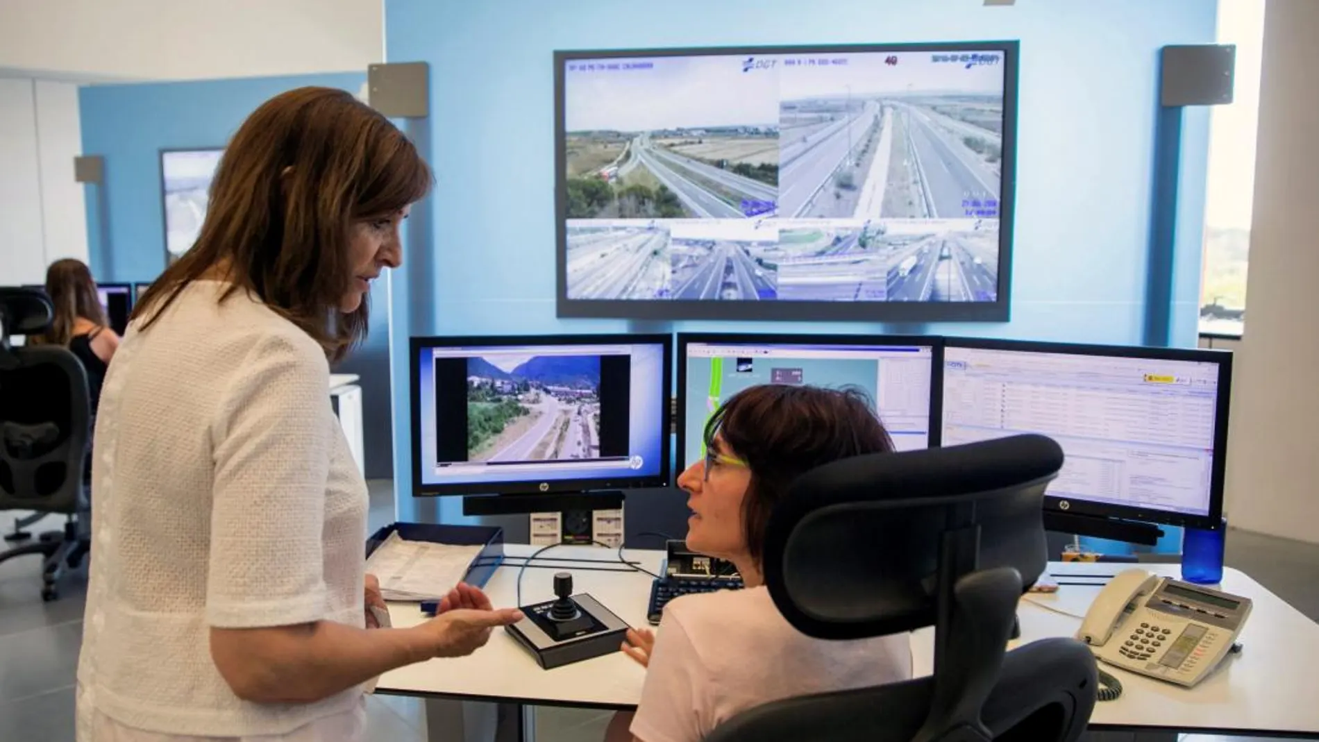 La delegada del Gobierno de Aragón, Carmen Sánchez (i), en el Centro de Control de Tráfico durante la presentación del plan de seguridad de la DGT con motivo de la Operación Salida por las vacaciones de agosto, que comienza hoy. EFE/Javier Cebollada