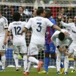 El delantero argentino del Real Madrid Gonzalo Higuaín (d) celebra el gol marcado ante el Levante, el primero del equipo