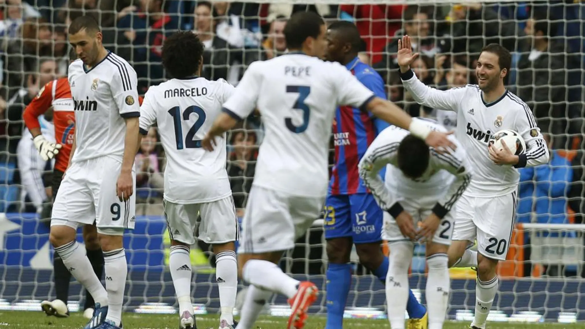 El delantero argentino del Real Madrid Gonzalo Higuaín (d) celebra el gol marcado ante el Levante, el primero del equipo