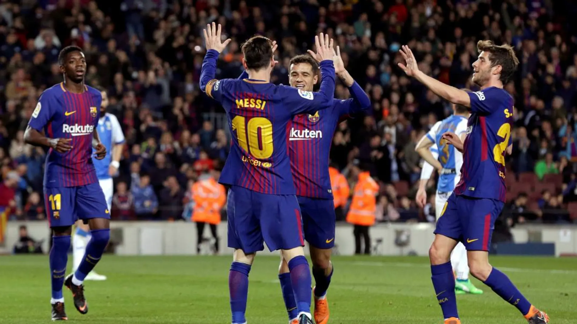 El delantero del FC Barcelona Leo Messi (2-i) es felicitado por sus compañeros tras marcar el segundo gol ante el Leganés