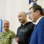 El fiscal general, Yurij Lutsenko; el «resucitado» priodista Arkadi Babchenko (centro); y el director del servicio de inteligencia ucraniano, Vasili Gritsak, ayer, en Kiev