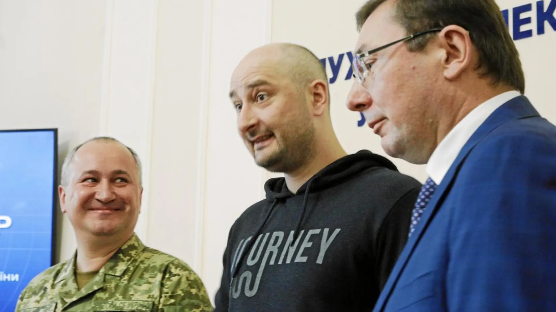 El fiscal general, Yurij Lutsenko; el «resucitado» priodista Arkadi Babchenko (centro); y el director del servicio de inteligencia ucraniano, Vasili Gritsak, ayer, en Kiev