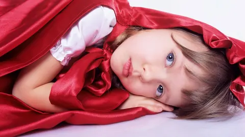 No, tu hijo no es raro si no se quiere disfrazar. Y no, no debes insistir ni obligarlo